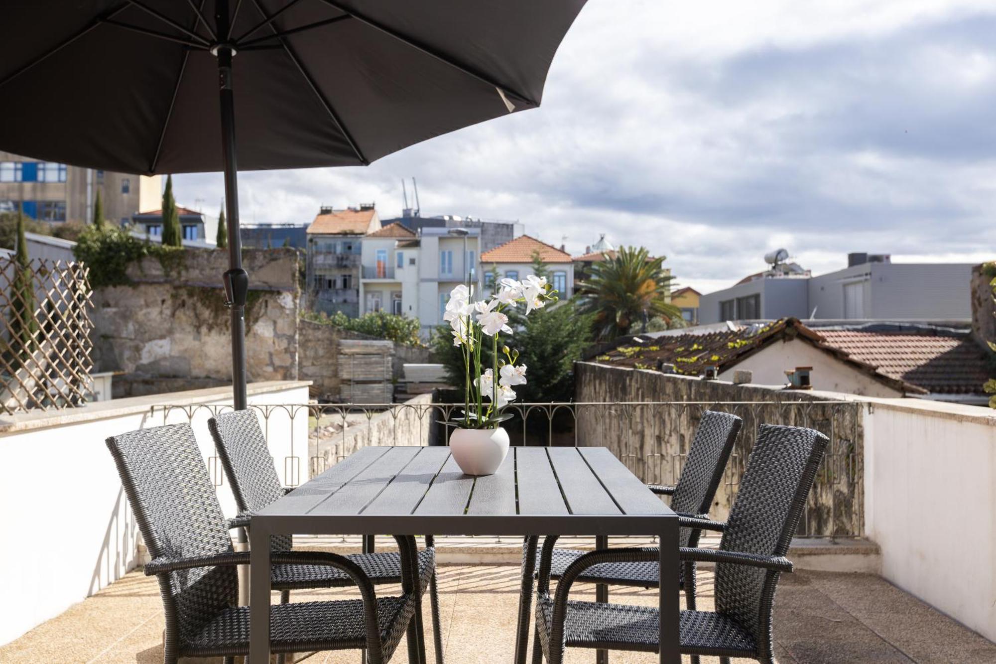 New!central W/ Sunny Terrace - 9 Min Walk Trindade Appartement *