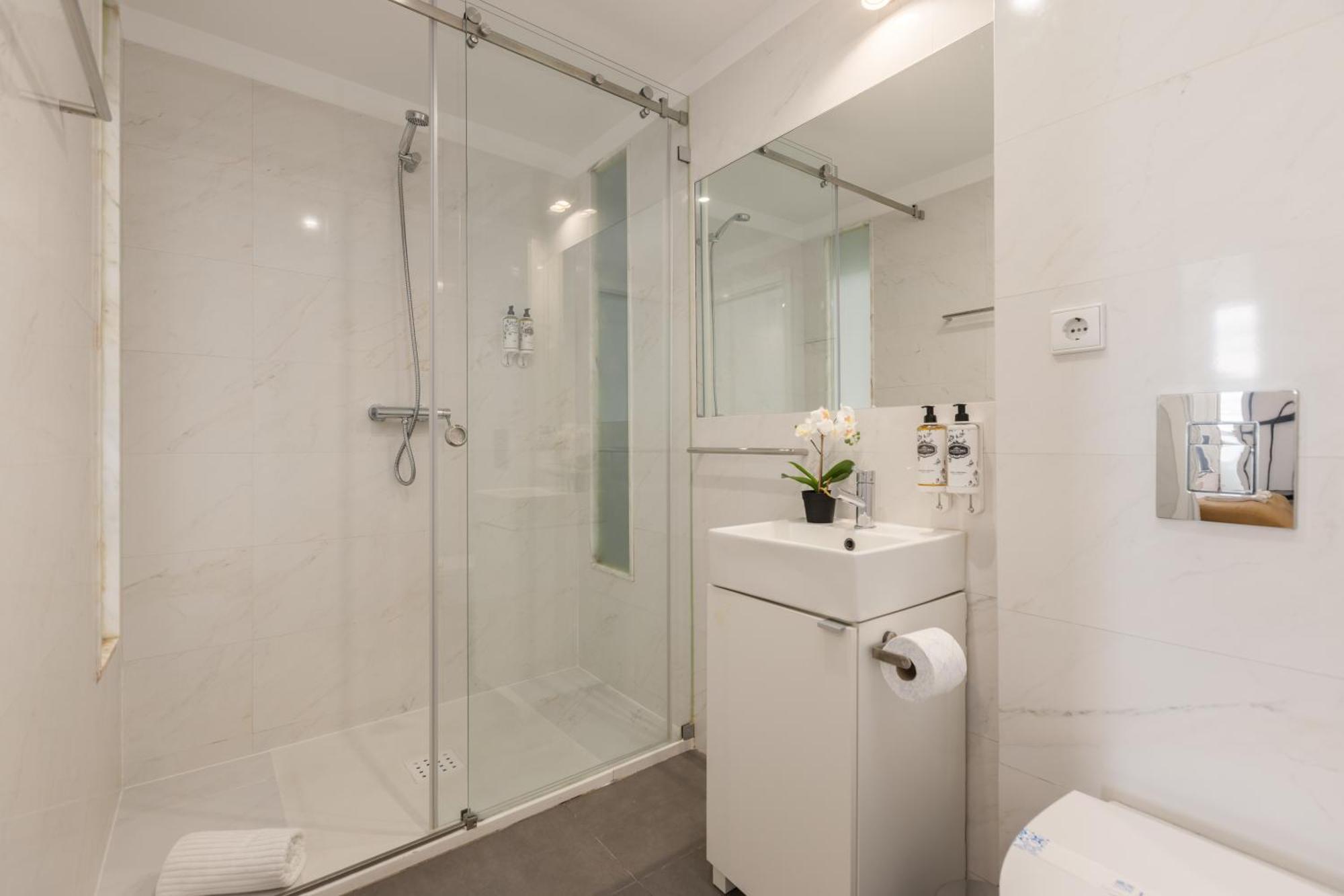 New!central W/ Sunny Terrace - 9 Min Walk Trindade Appartement *