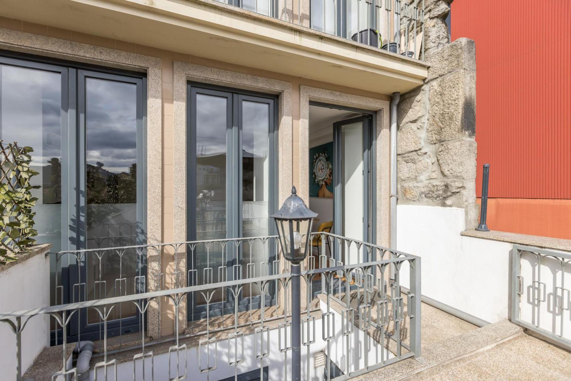New!central W/ Sunny Terrace - 9 Min Walk Trindade Appartement Oporto